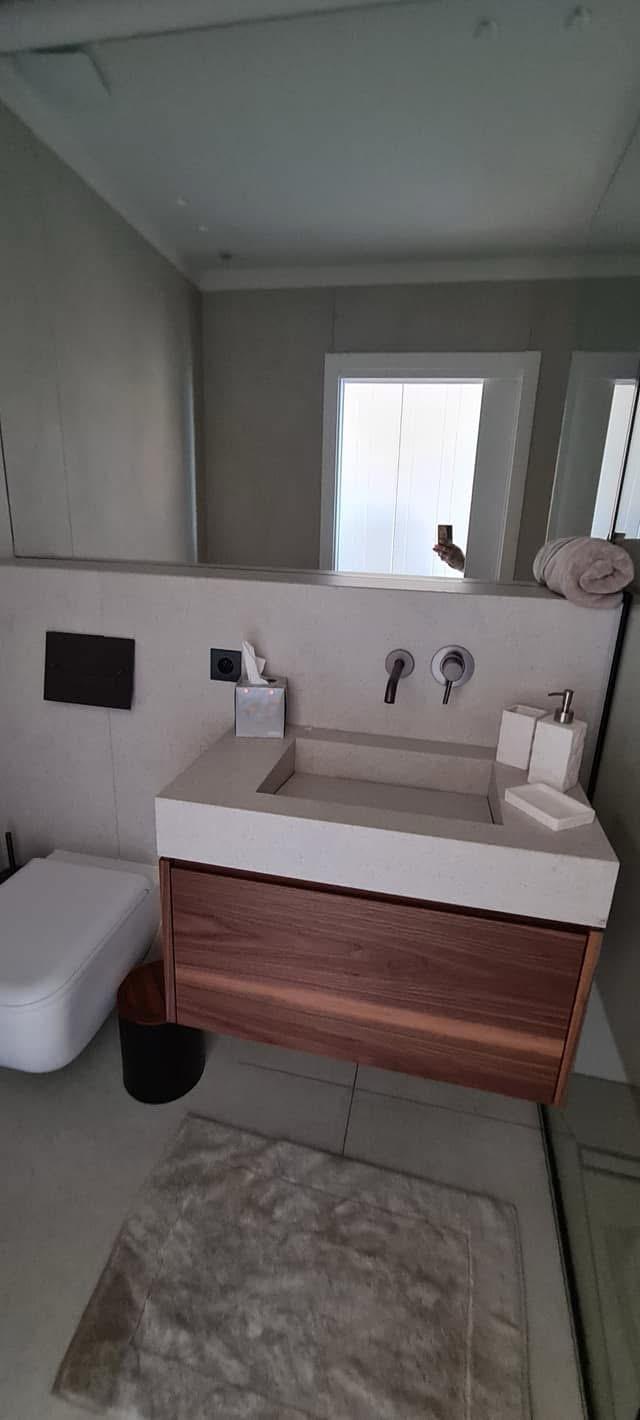 Bagno con colonna porta asciugamani