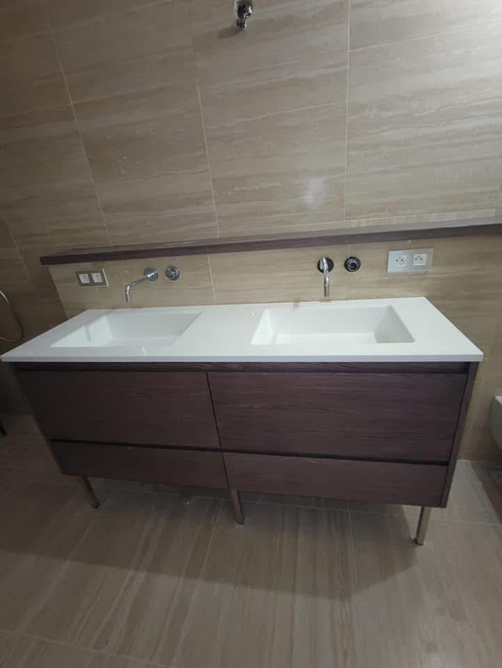 Bagno minimalista in noce naturale
