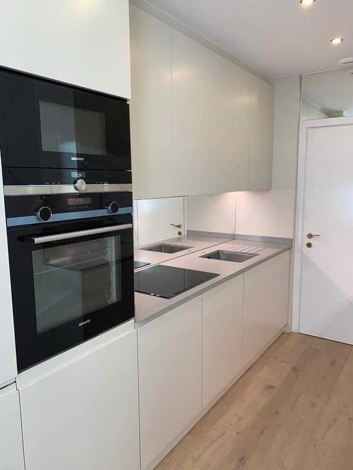 Cucina con mensole a vista legno