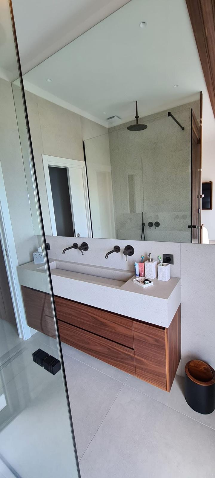 Mobile bagno su misura in legno massello