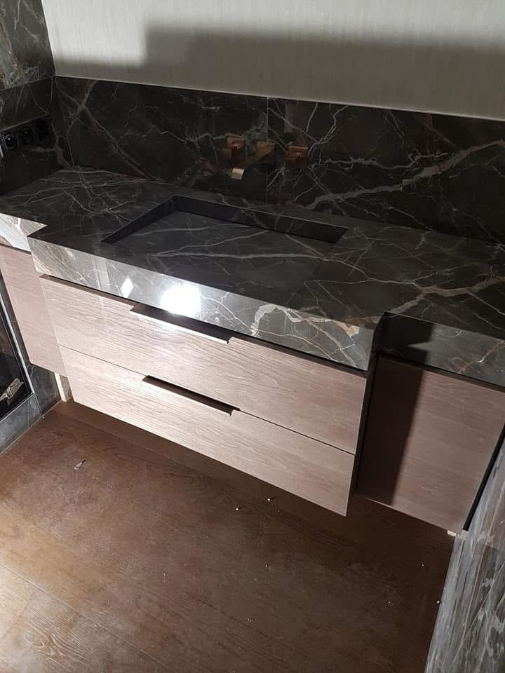 Bagno padronale con top in marmo