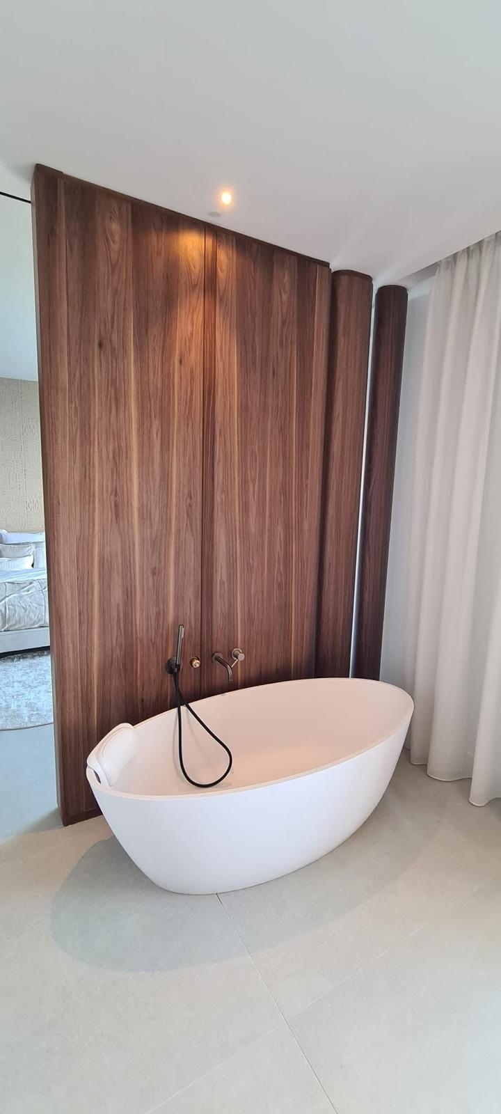 Mobile lavabo su colonne in rovere