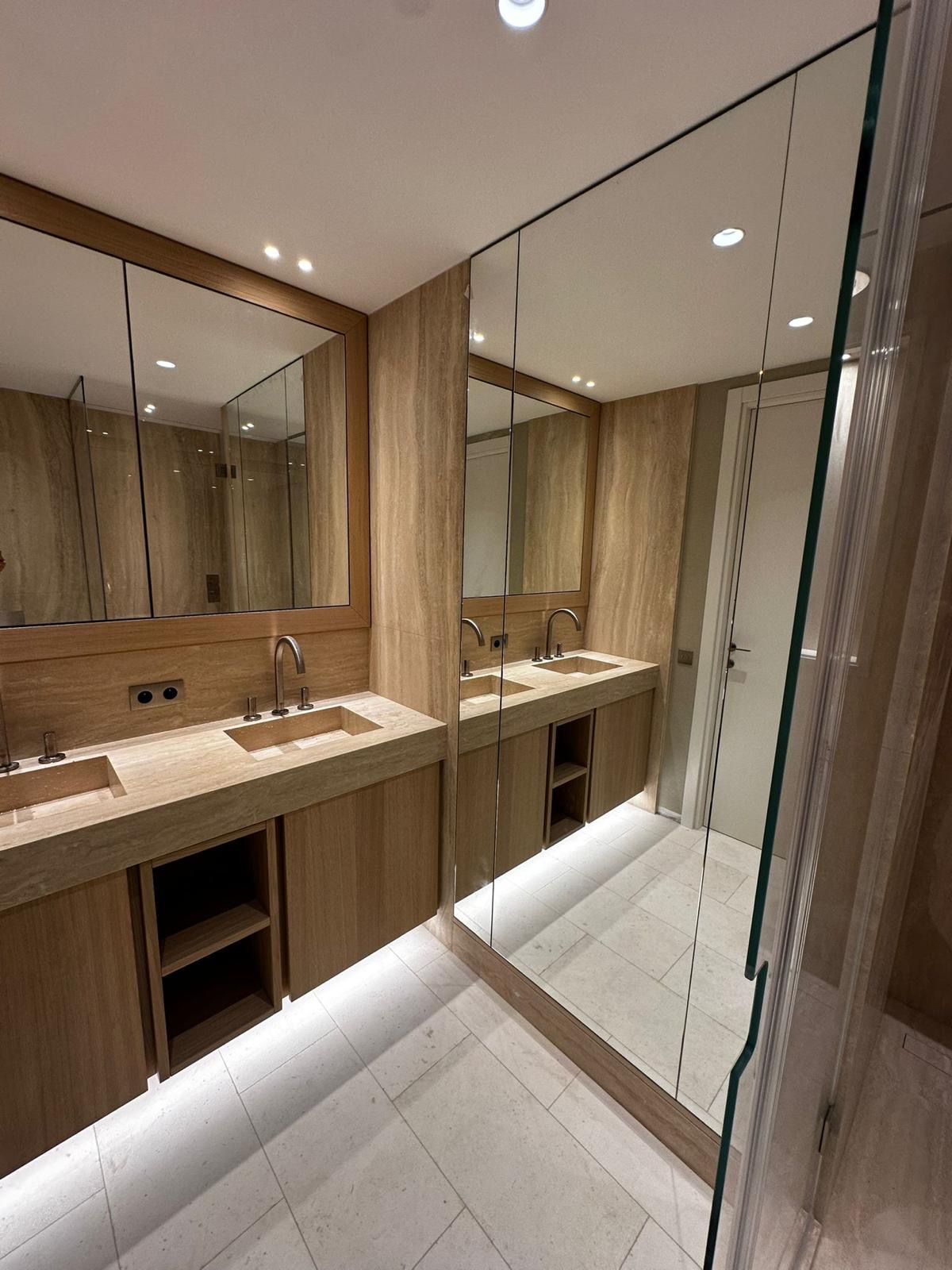 Bagno doppio lavabo in rovere con ampie specchiere