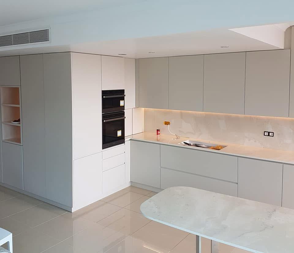 Cucina su misura legno massello e marmo Forlì