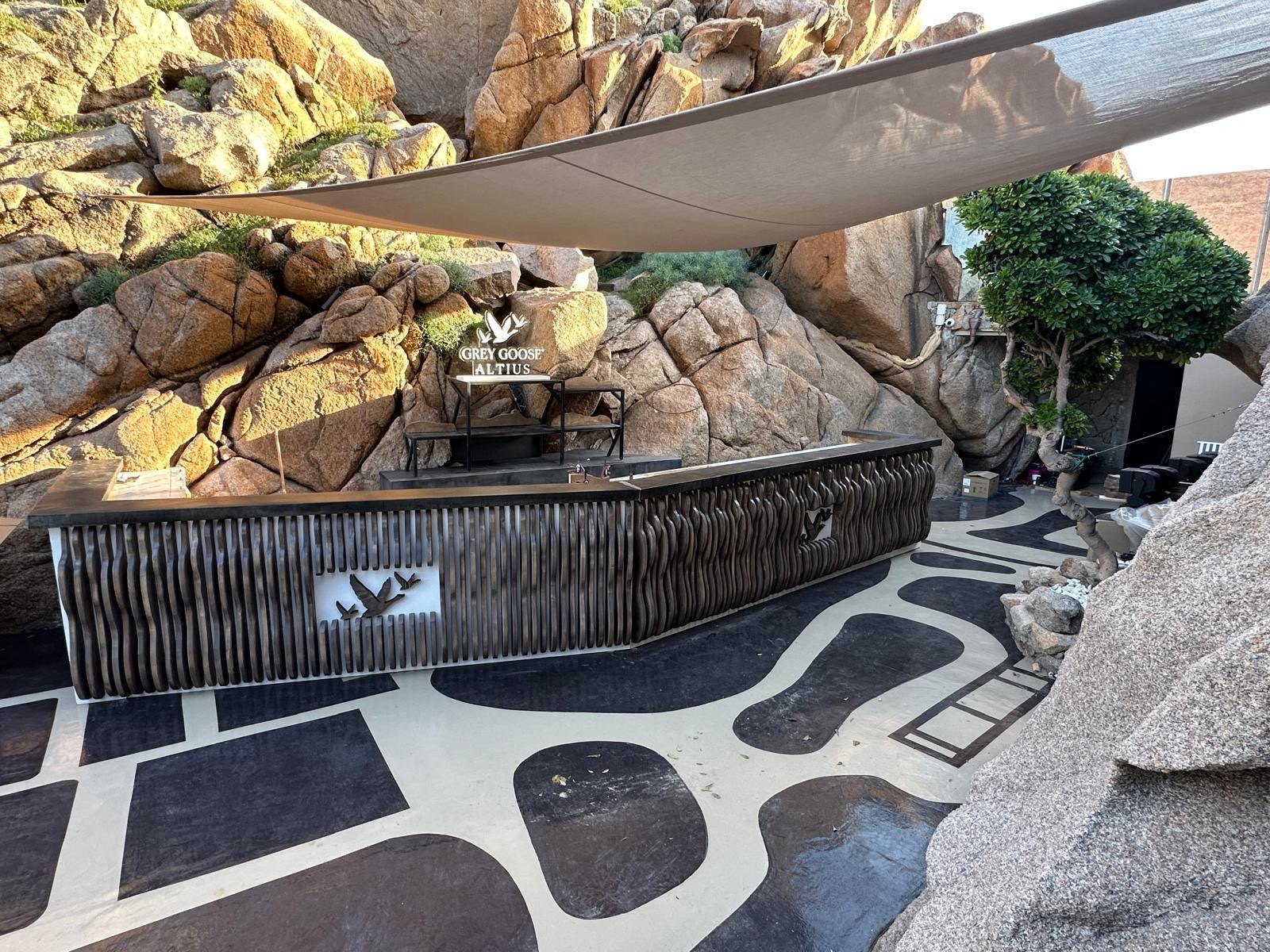 Spazio esterno tra rocce con bancone in legno