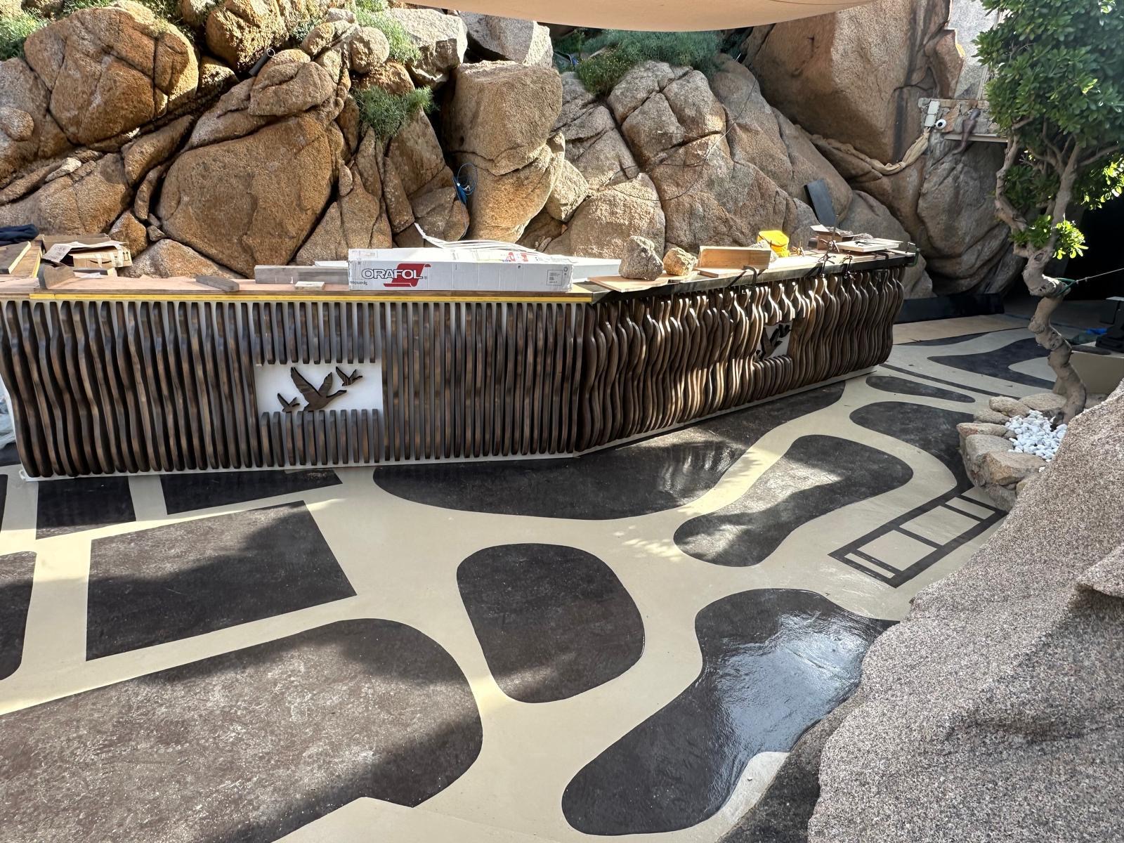 Dettaglio bancone esterno, pavimento in pietra