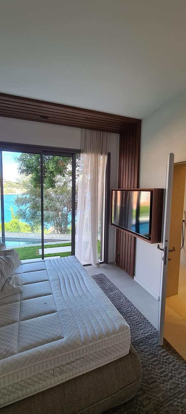 Boiserie con pannellatura in noce