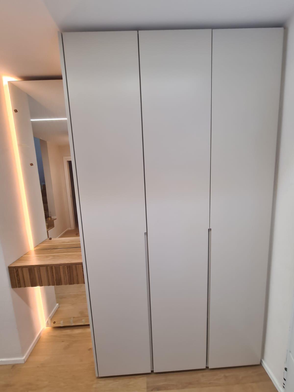Armadio a tre ante bianco con illuminazione