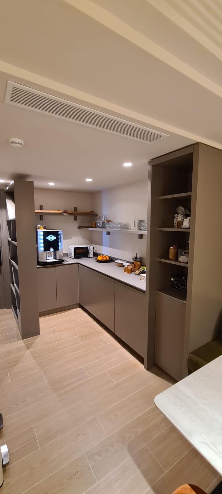 Cucina a vista con mobili color tortora