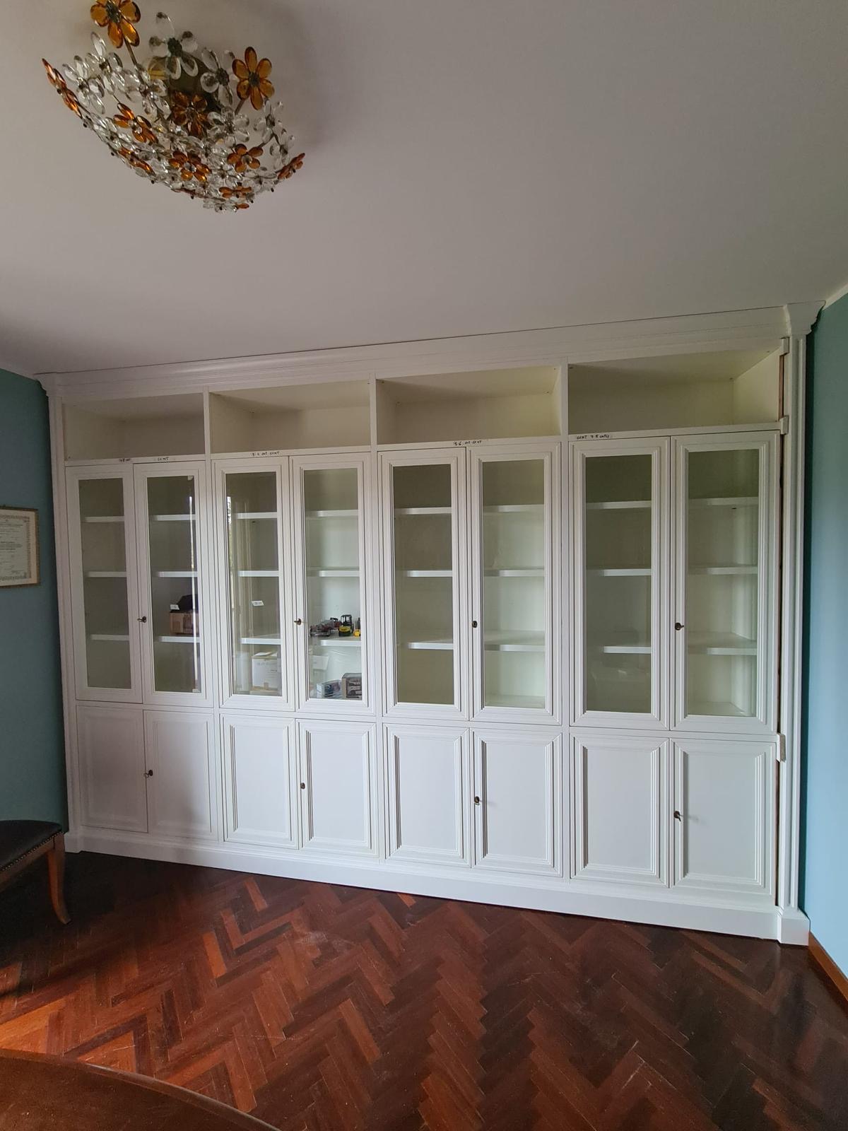 Libreria vetrinata bianca in stile classico