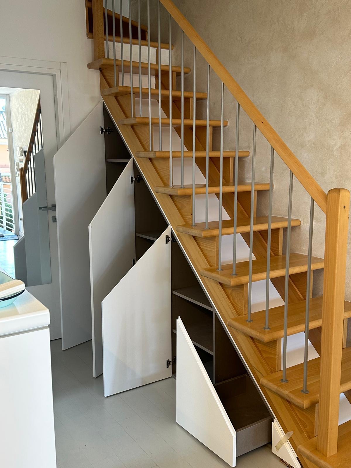 Scala in legno con vano contenitore integrato