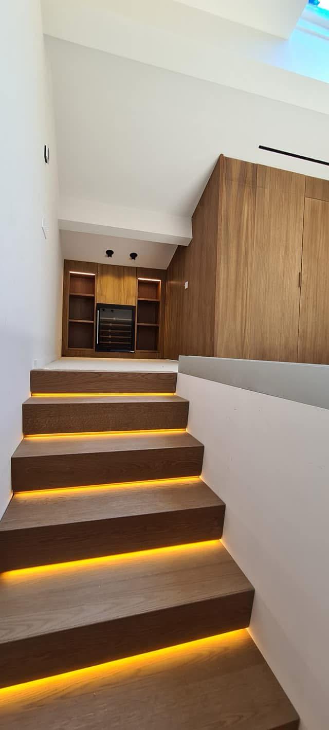 Scala con ringhiera in ferro battuto