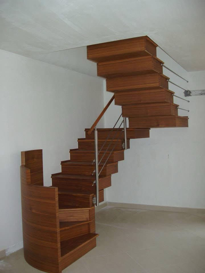 Dettaglio scala in legno massello