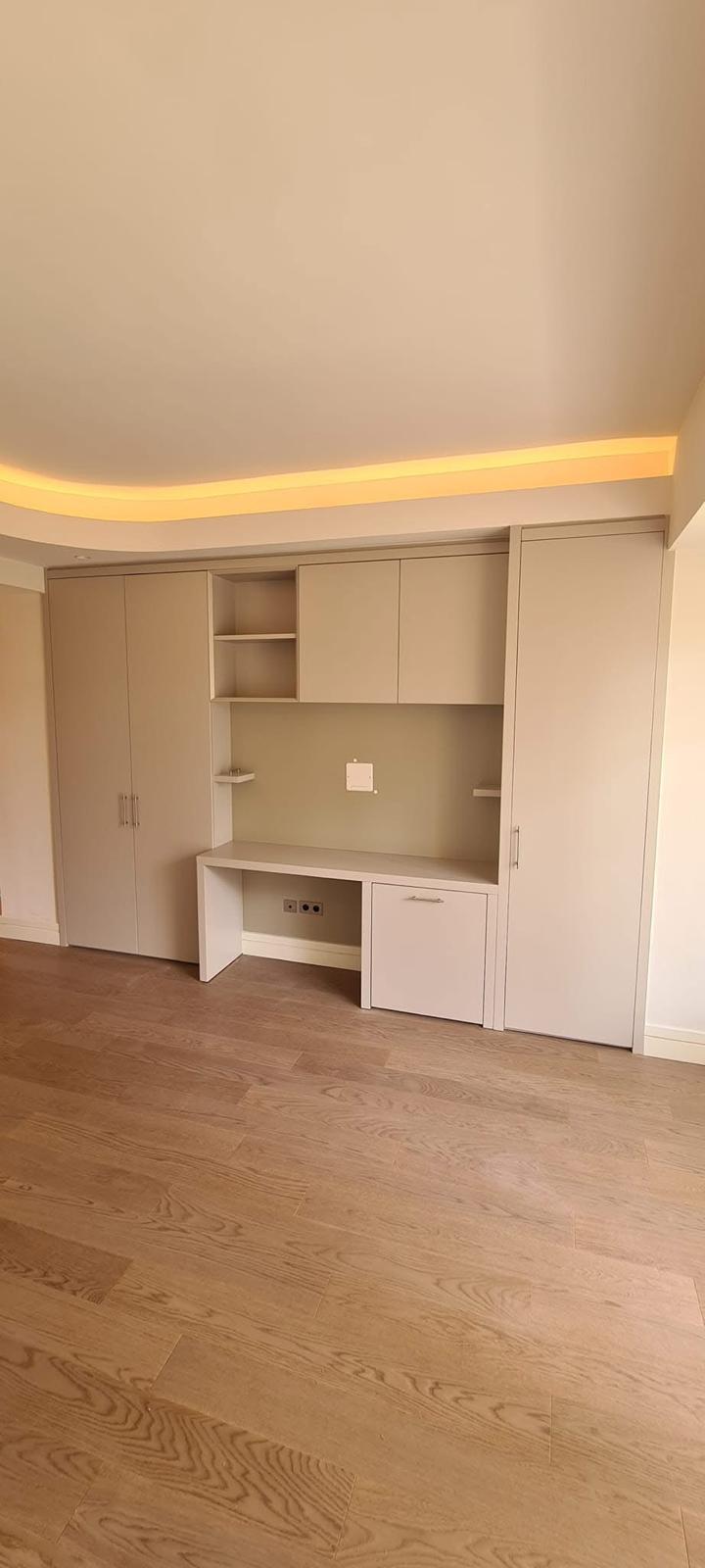 Libreria a tutta altezza in noce