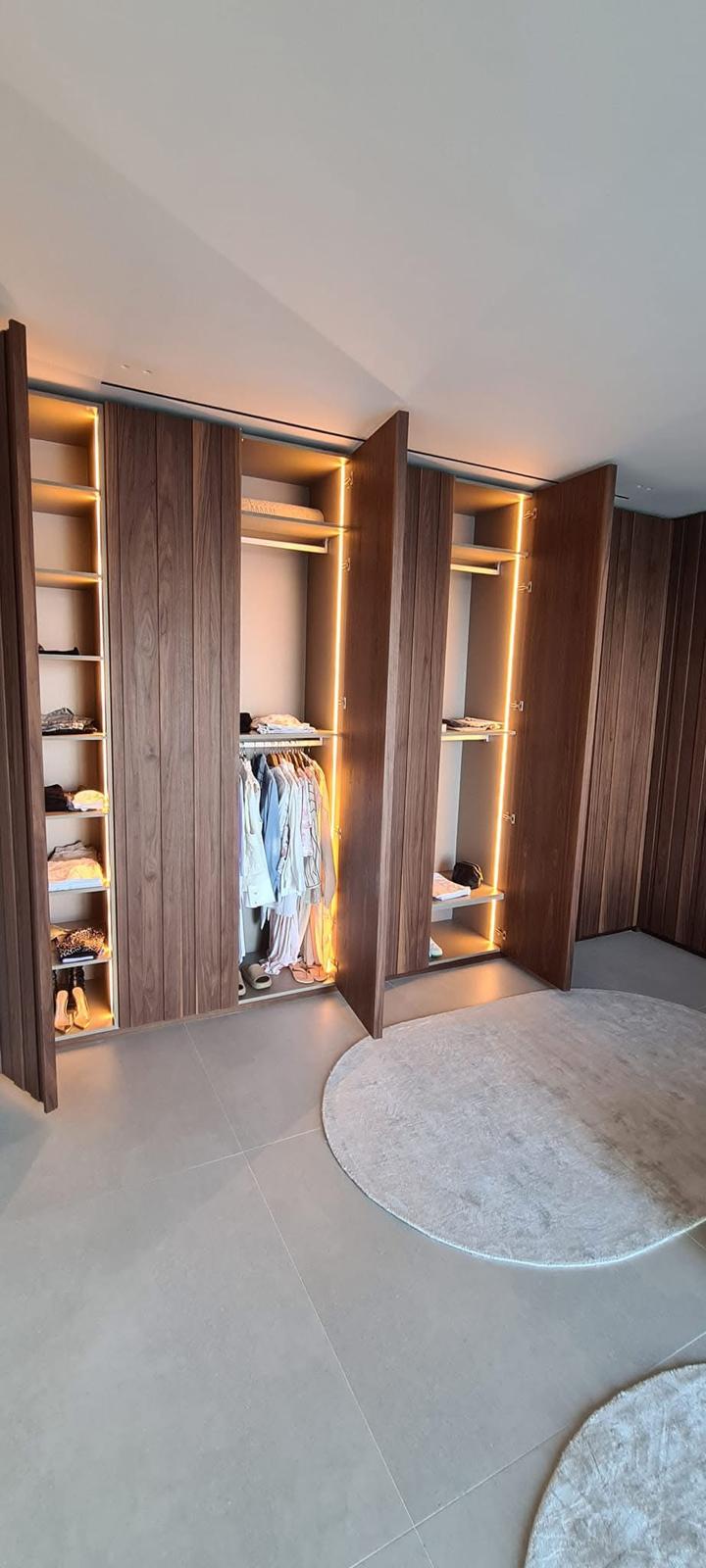 Credenza con ante in vetro e legno