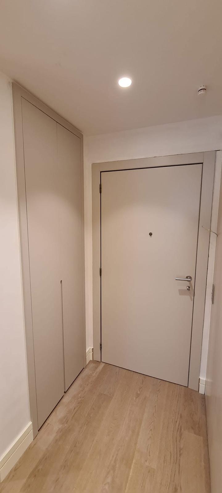 Porta battente con maniglia design